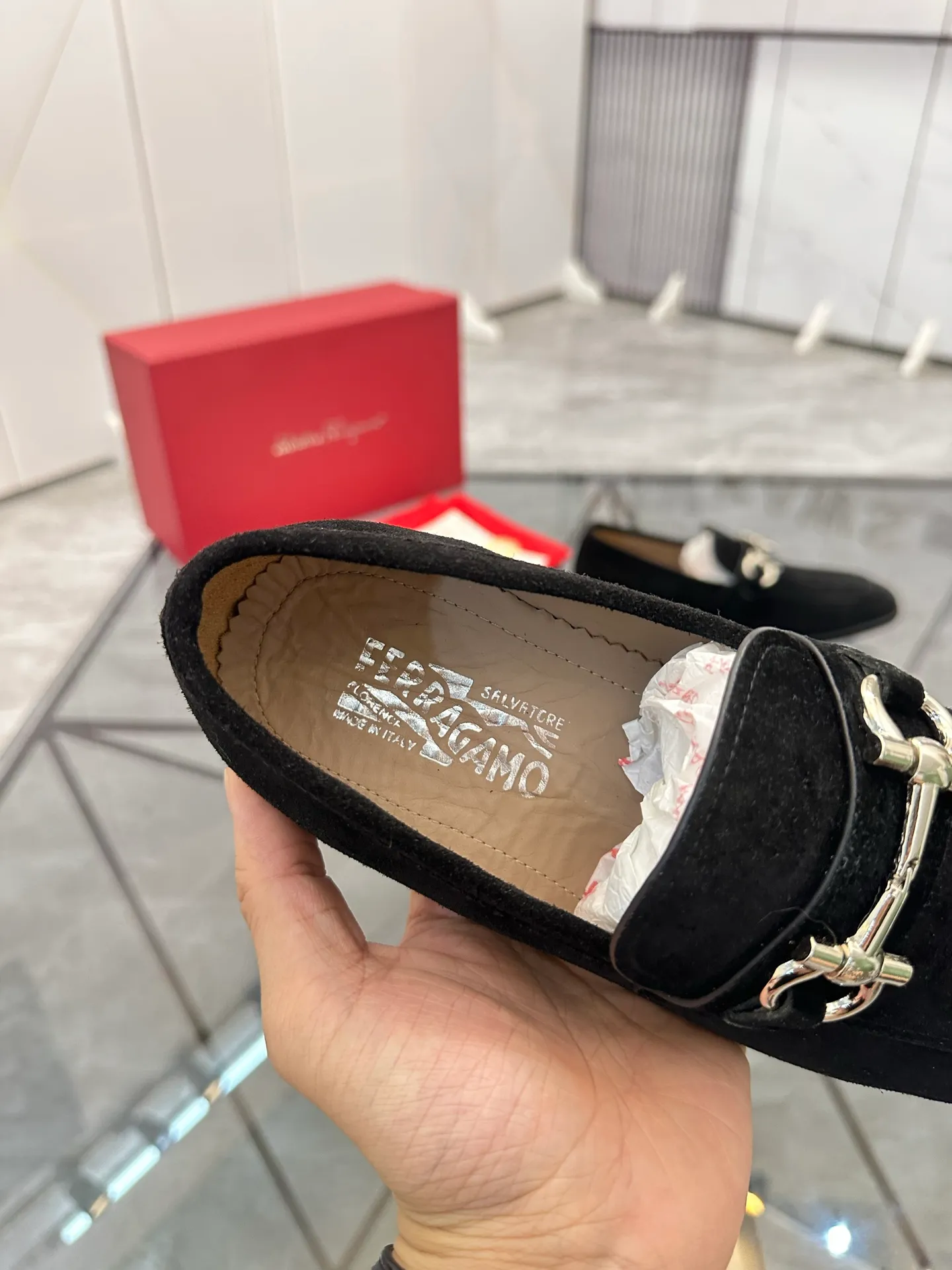 Men's shoes: 💰P640¥ High-end quality Product trademark: Ferragamo* "Ferragamo*" leather shoes Regular size: 38-44 (can be customized to 45.46.) Product materials: imported first-layer nubuck leather upper, cowhide lining, original outsole. Number: 688